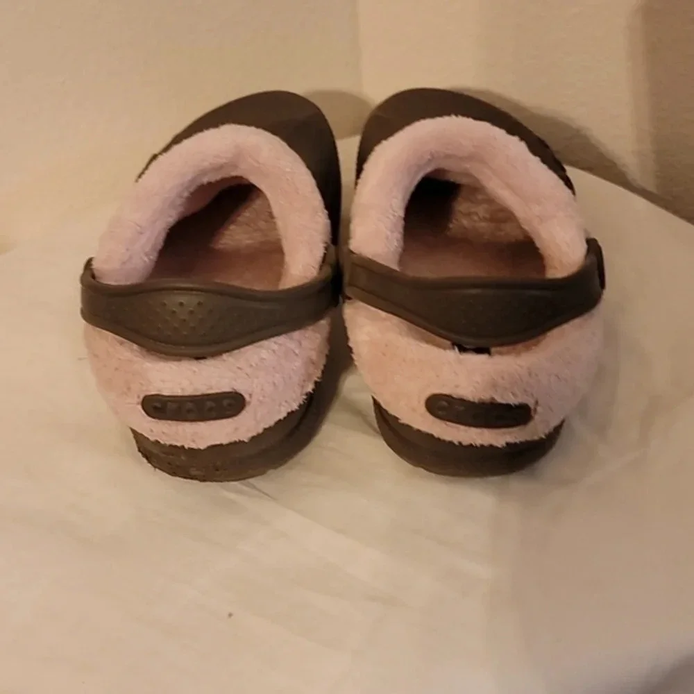 CHILDREN'S CLASSIC‎ CROC - BROWN WITH PINK FLEECE LINING (sz 10-11)